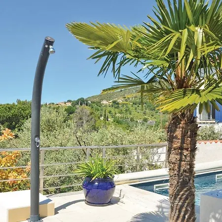Four Bedroom Holiday In Hébergement de vacances Manosque