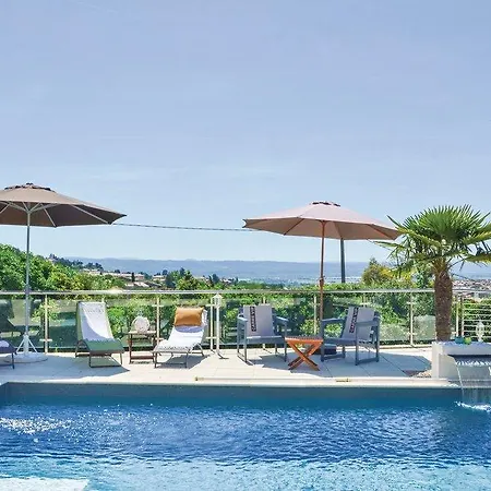 Four Bedroom Holiday In Hébergement de vacances *