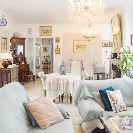 Four Bedroom Holiday In Hébergement de vacances Manosque
