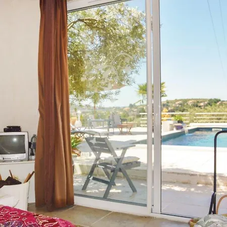 Four Bedroom Holiday In Hébergement de vacances Manosque