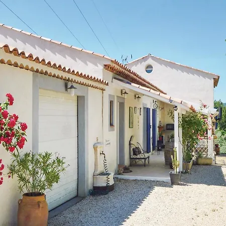 Four Bedroom Holiday In Hébergement de vacances Manosque