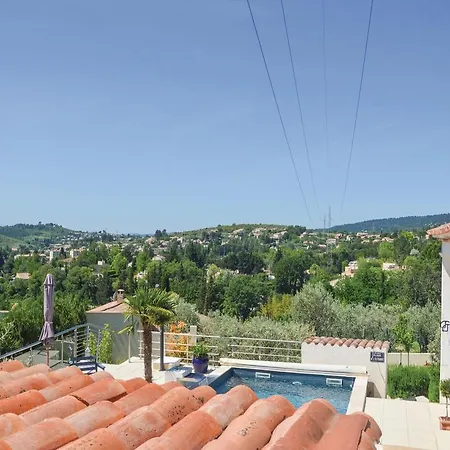 Four Bedroom Holiday In Hébergement de vacances Manosque