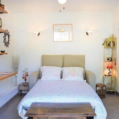 Four Bedroom Holiday In Hébergement de vacances Manosque